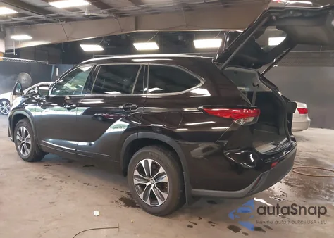 2021 Toyota Highlander Xle z USA, uszkodzony, nr VIN 5TDHZRBH1MS106203